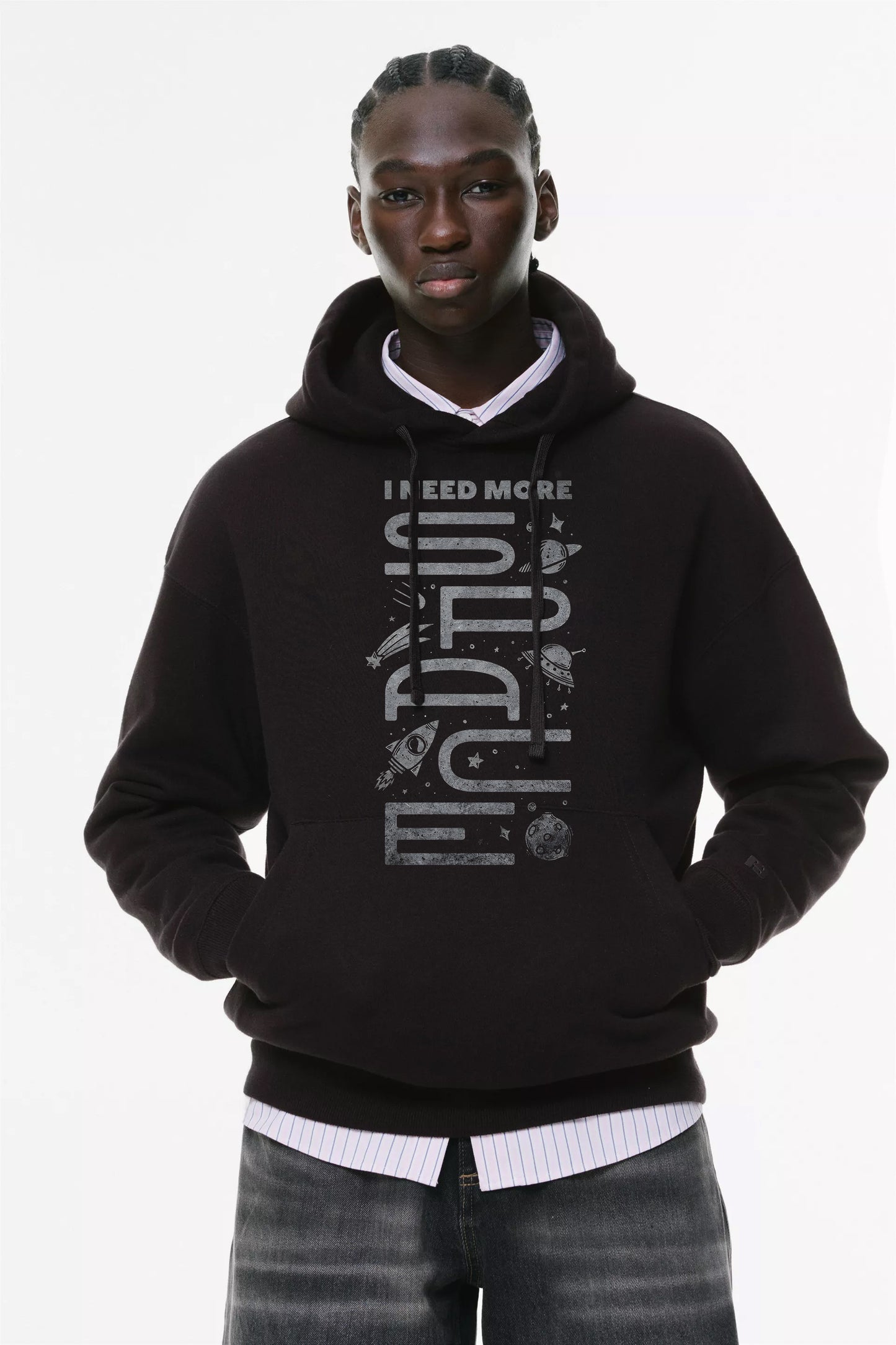 Φούτερ με κουκούλα και τσέπες Prenium ποιότητας της εταιρίας Lux in Tenebris με τύπωμα I need more Space