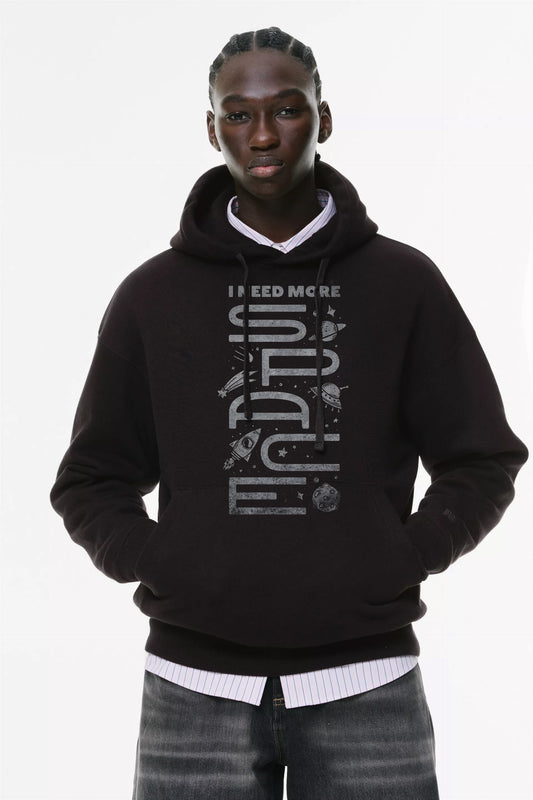 Φούτερ με κουκούλα και τσέπες Prenium ποιότητας της εταιρίας Lux in Tenebris με τύπωμα I need more Space