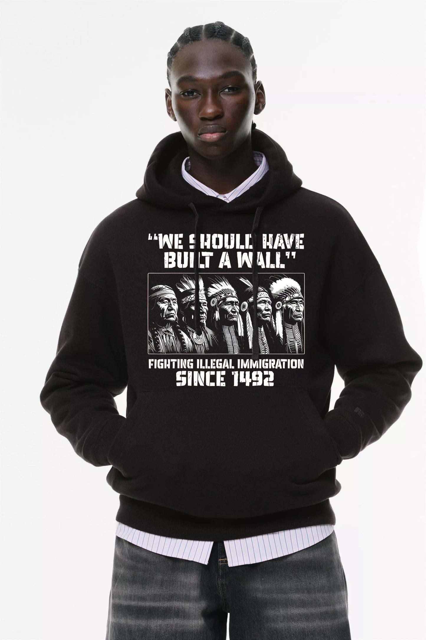 Φούτερ με κουκούλα και τσέπες Prenium ποιότητας της εταιρίας Lux in Tenebris με τύπωμα Τραμπ - Παράνομη μετανάστευση - Γενοκτονία Ινδιάνων