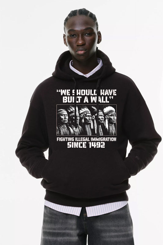 Φούτερ με κουκούλα και τσέπες Prenium ποιότητας της εταιρίας Lux in Tenebris με τύπωμα Τραμπ - Παράνομη μετανάστευση - Γενοκτονία Ινδιάνων